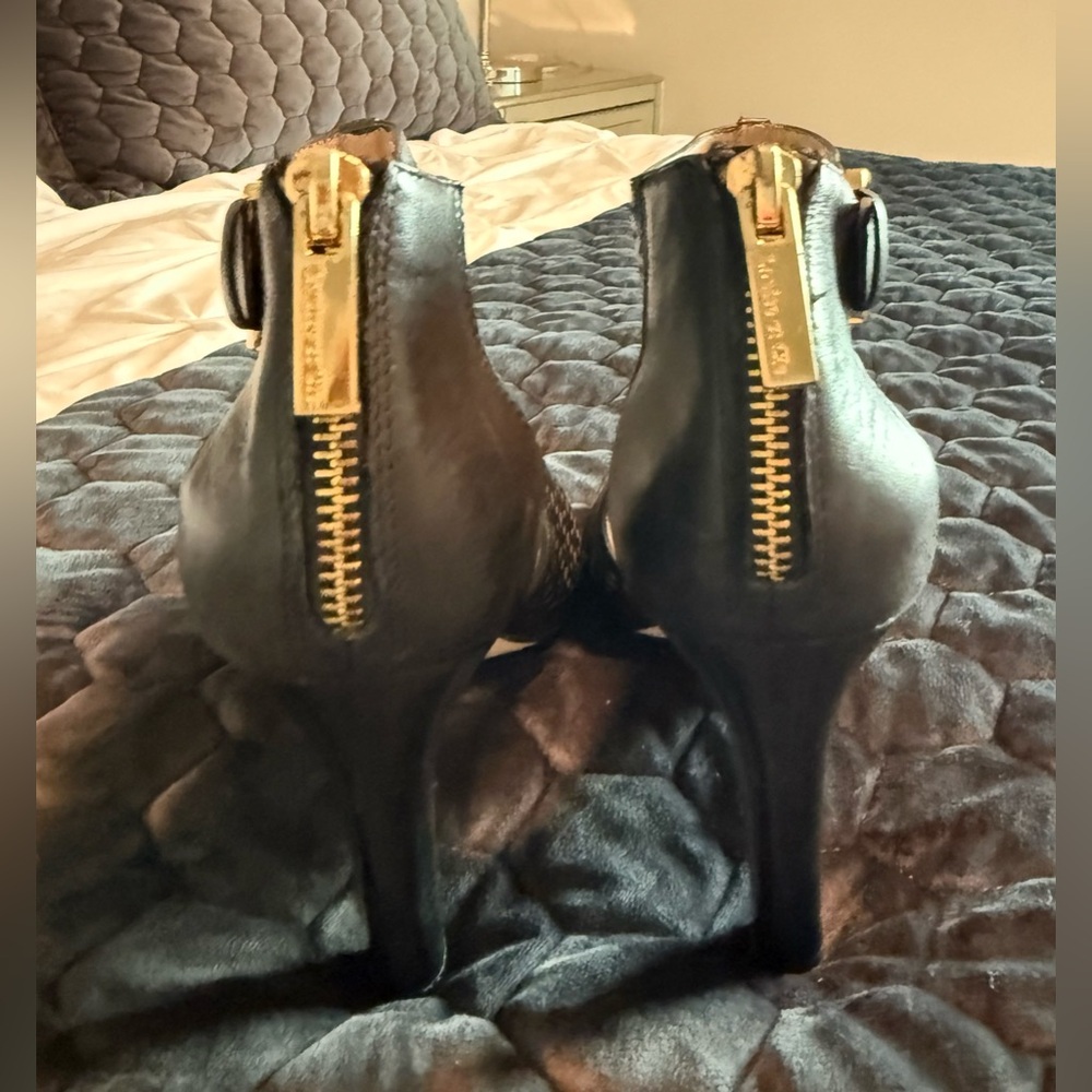 LOUISE ET CIE - Elegant Black Peep-Toe Heels with Gold Hardware - Size 8 - Picture 7 of 15